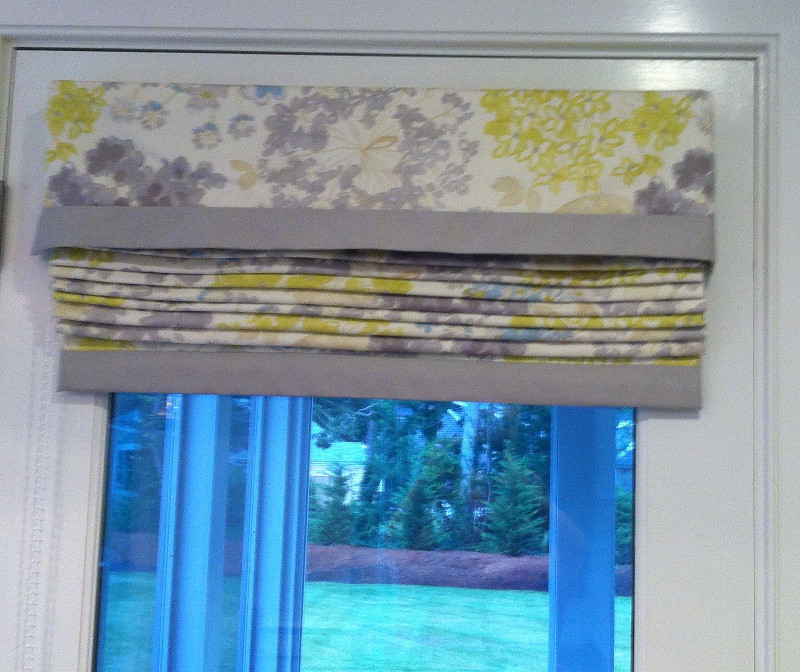 Patterned fabric window blinds with contrasting solid color fabric bottom border