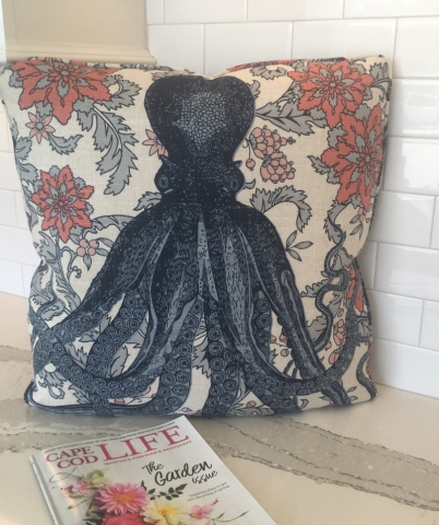 Throw cushion with perfectly centered octopus print and piping on edges